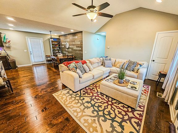 4th image of 2212 Patricia Dr