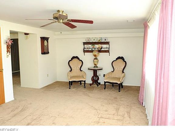 4th image of 8918 Centergate Dr