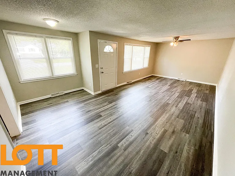 406 S Texas Ave — Photo 3