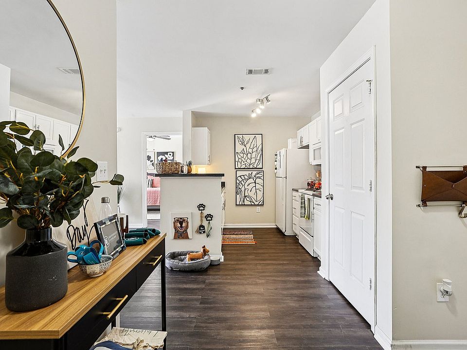 12-web-or-mls-University Ave-S2210-012