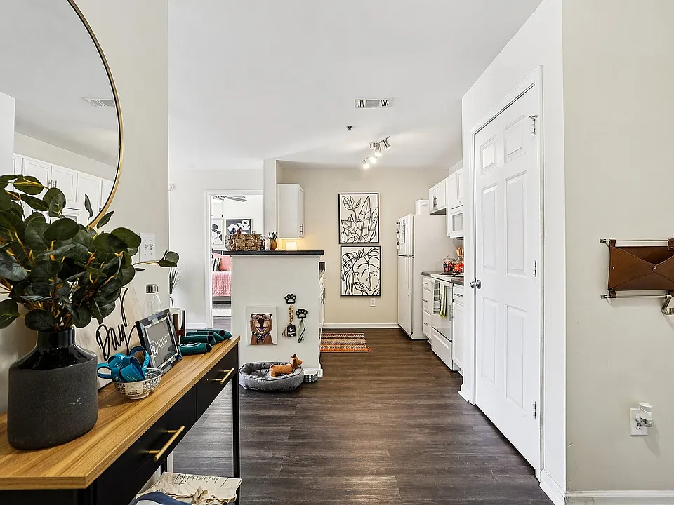 12-web-or-mls-University Ave-S2210-012