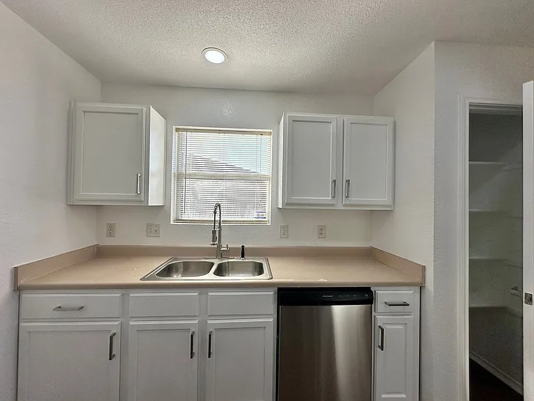 3102 Viewcrest Dr — Photo 15