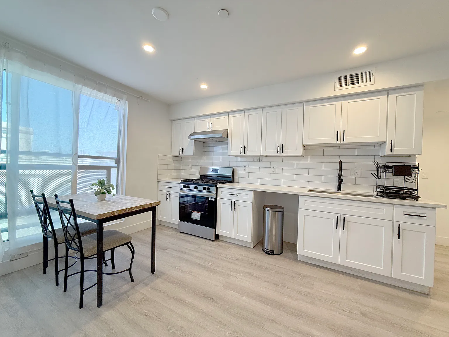 1415 W 35th Pl — Photo 1