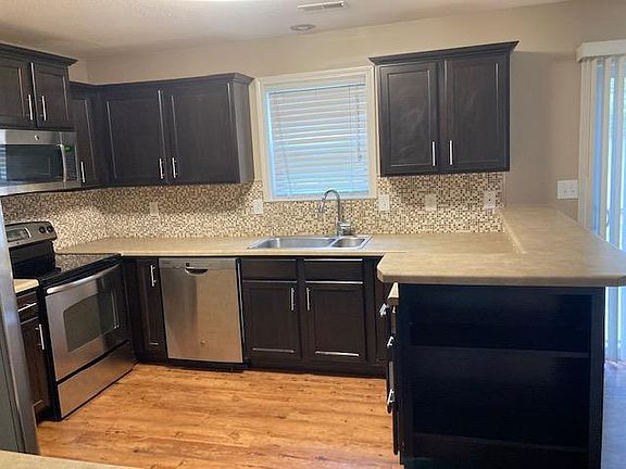4th image of 421 S Village Cir