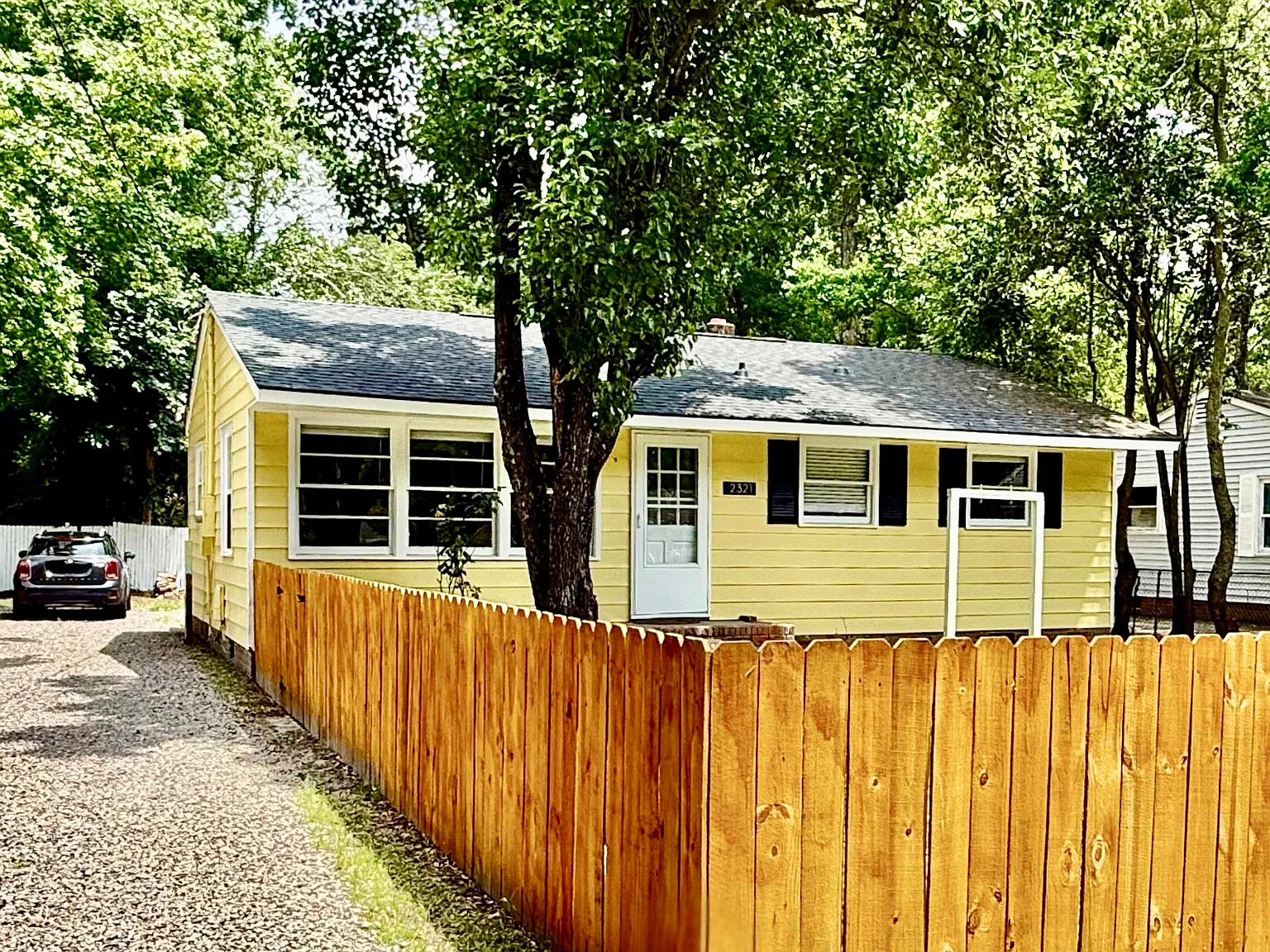 3 bed, 1.0 bath, 925 sqft, $1,900 — Photo 2