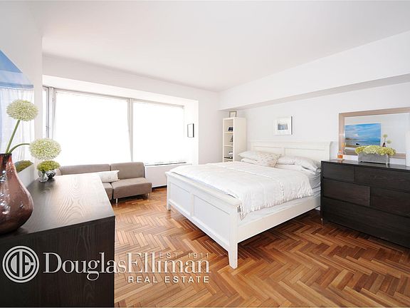 3rd image of 150-156 W 56th St APT 3307