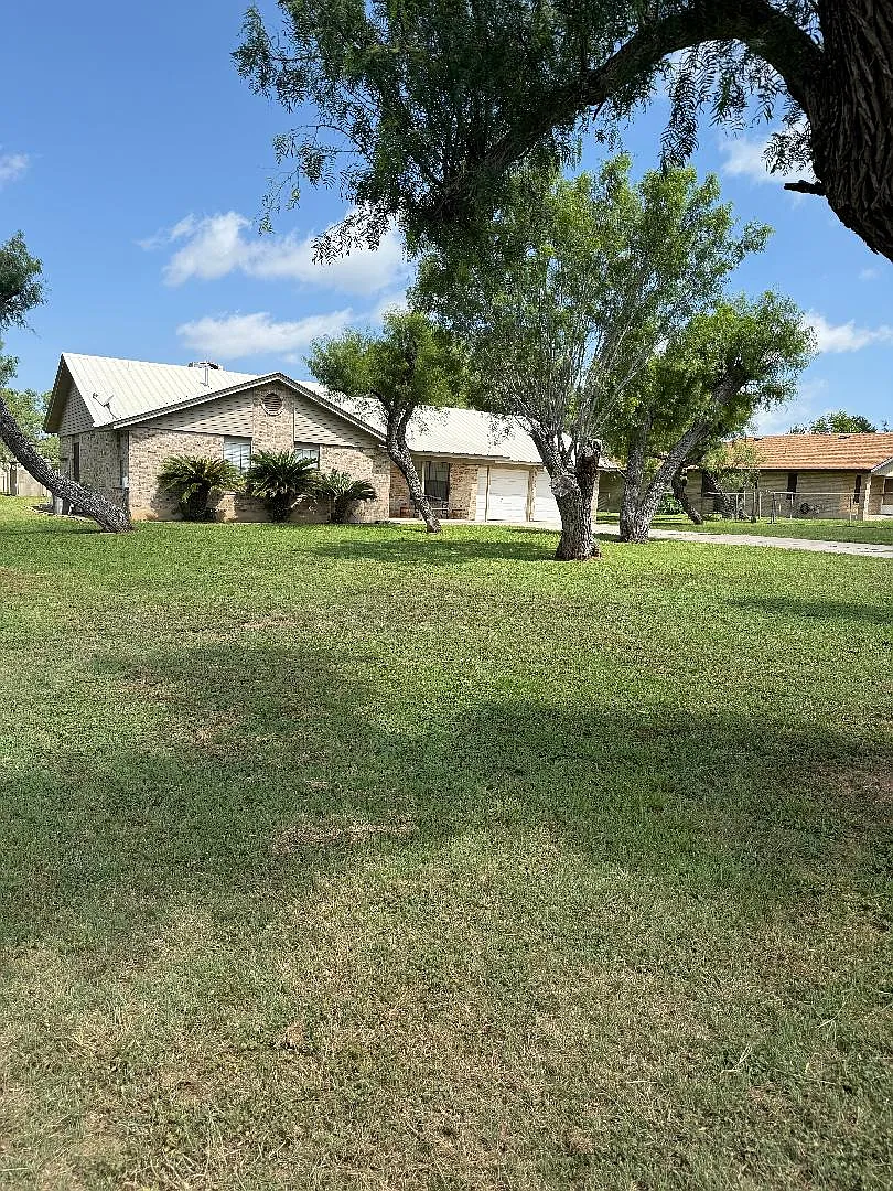 4 bed, 1672 sqft, $2,200 — Photo 2