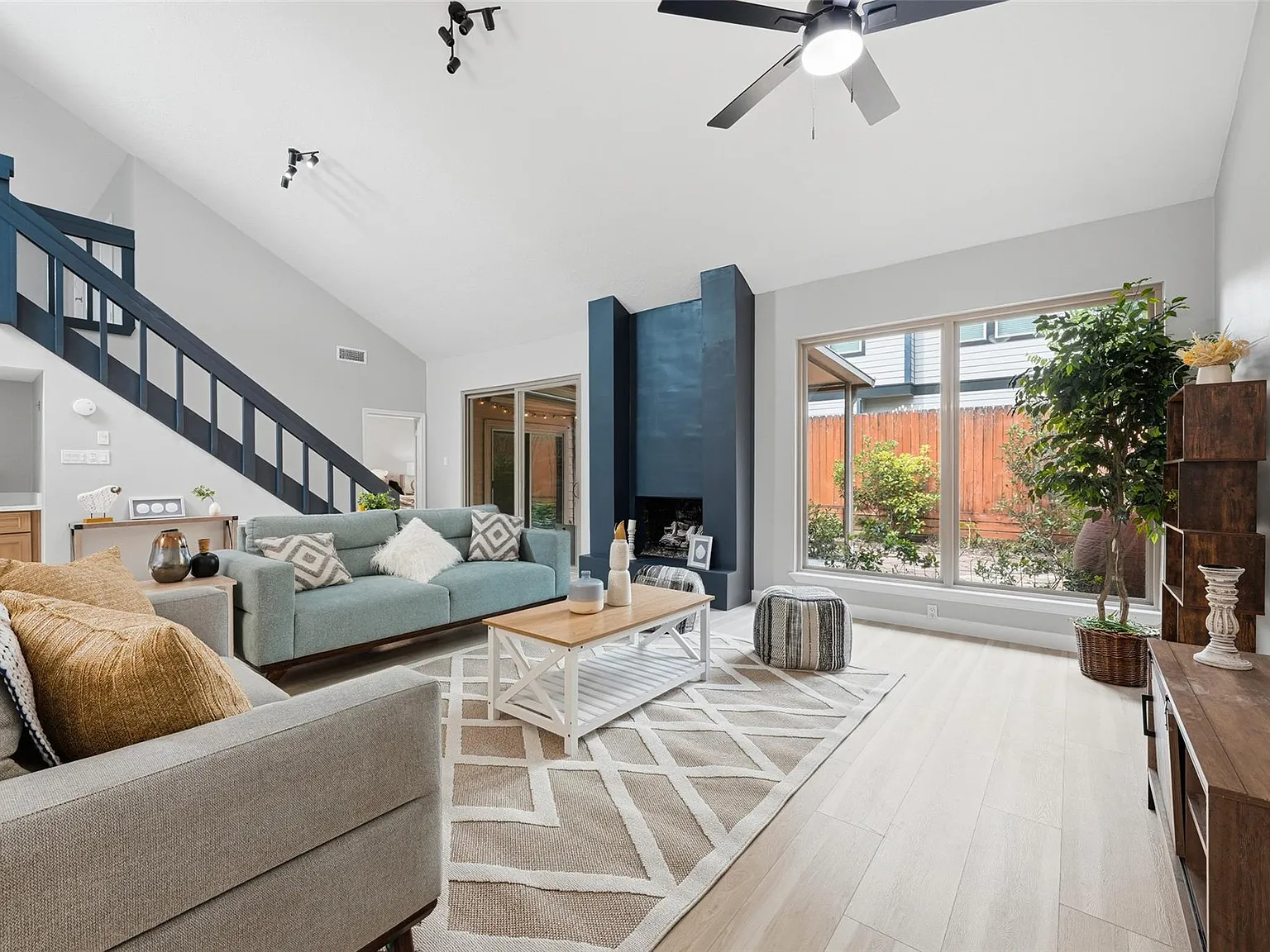 3 bed, 2.0 bath, 2224 sqft, $2,850 — Photo 3