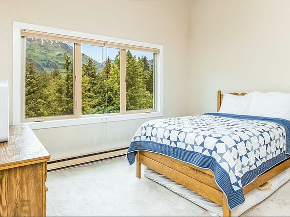 one bedroom, also has a small desk