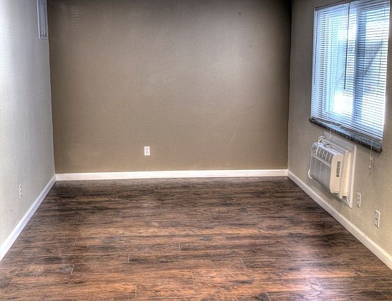 3rd image of 4046 W Pine Blvd