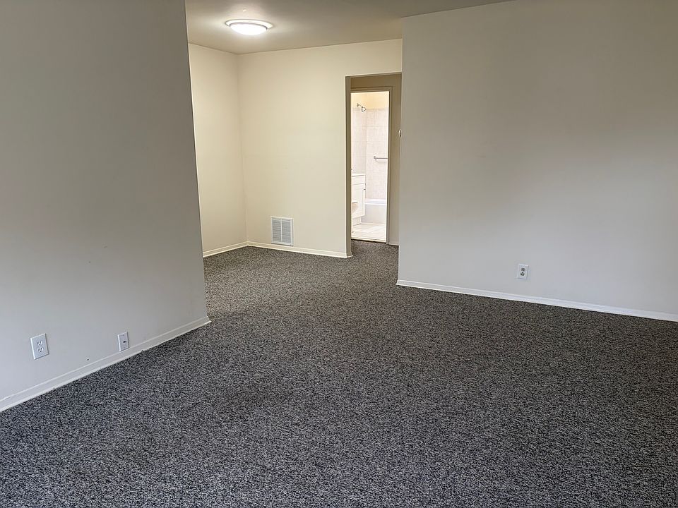1st image of 11 Maple Ave #11