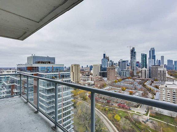 4th image of 1629 S Prairie Ave Unit 2511