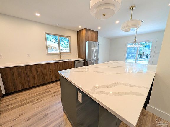 4th image of 6 Stafford Cir