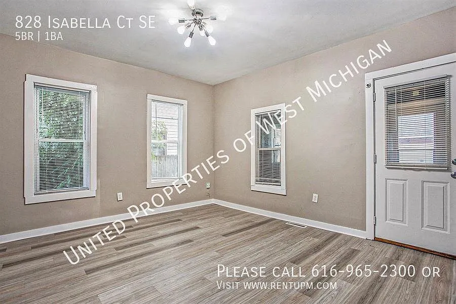 828 Isabella Ct SE