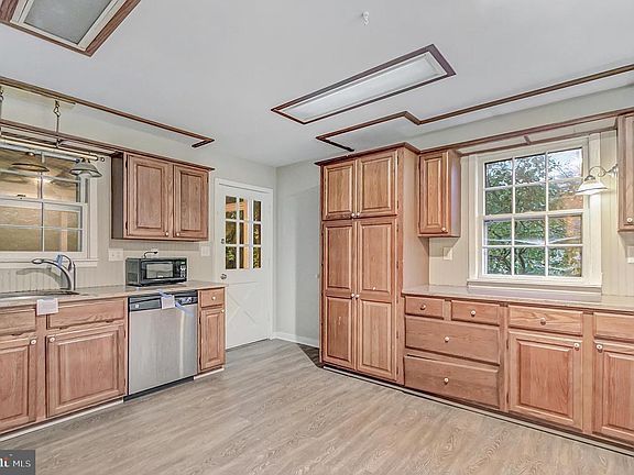 5th image of 1047 Broadview Dr