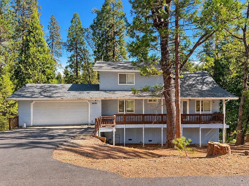 1691 Evergreen Ln