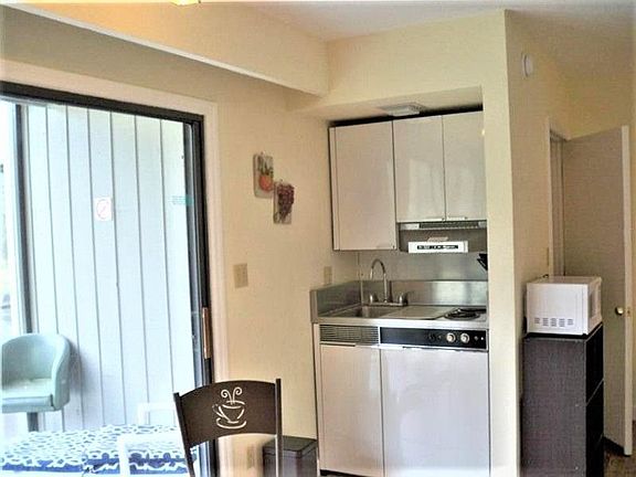 3rd image of 3030 Camelot Dr
