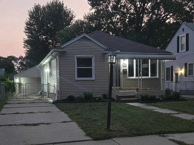 2936 Katherine St — Photo 1