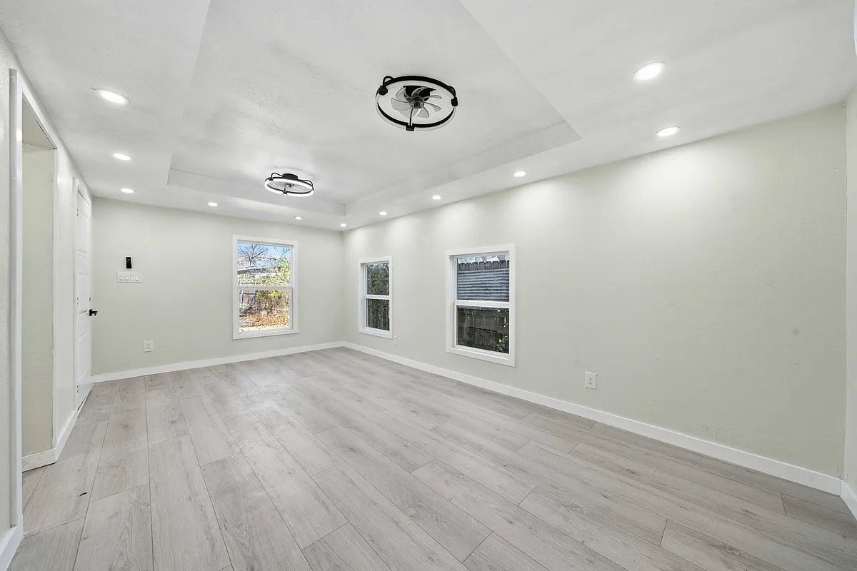 Building Photo - 122 Biering St #4