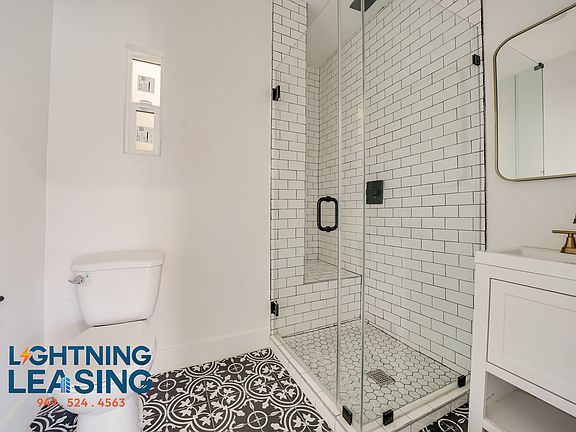 4th image of 1926 Whitley Ave #8D