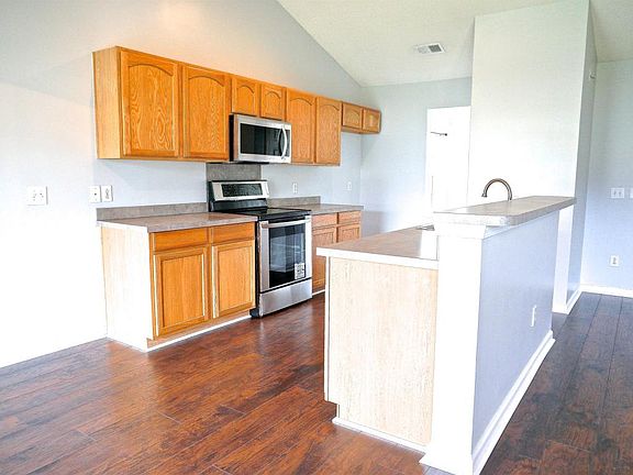 4th image of 225 Barnwell St
