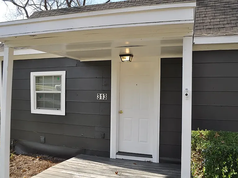 313 N Flat St — Photo 2