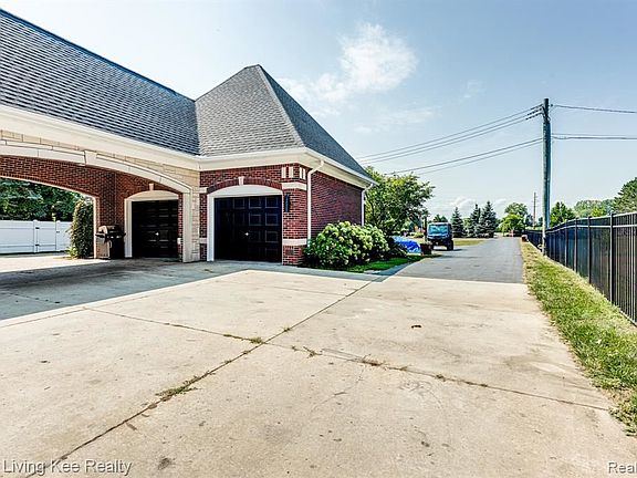 5th image of 8514 Lakeshore Rd