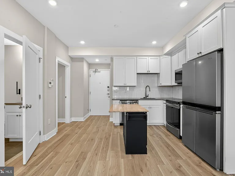 5230 Walnut St #2F — Photo 3