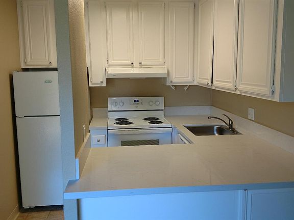 3rd image of 879 Woodside Ln E Unit 3