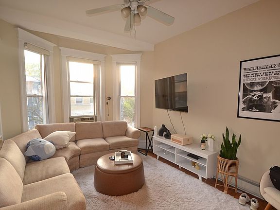2nd image of 725 W Wrightwood Ave APT 3R