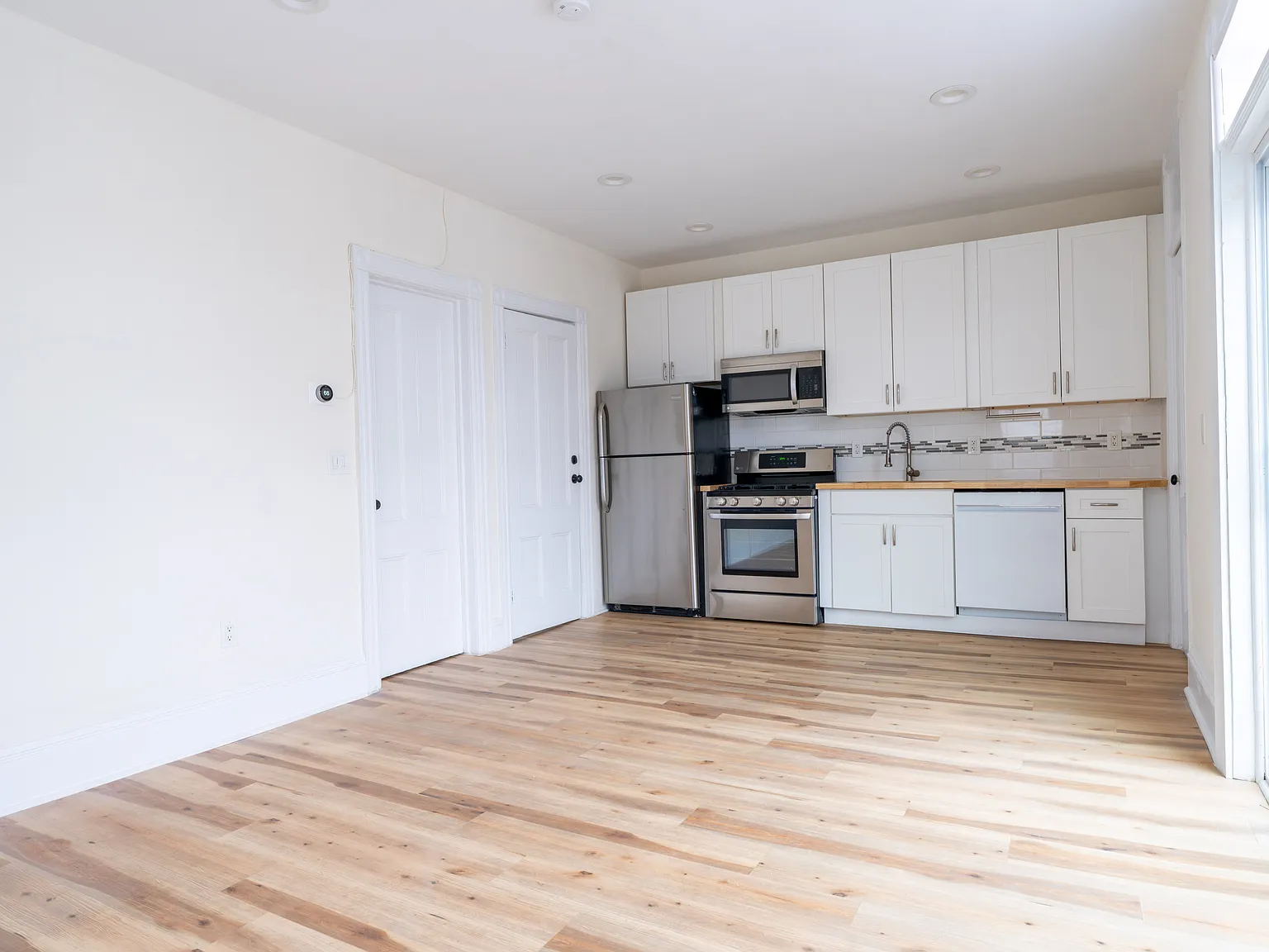 3 bed, 1000 sqft, $2,700 — Photo 2