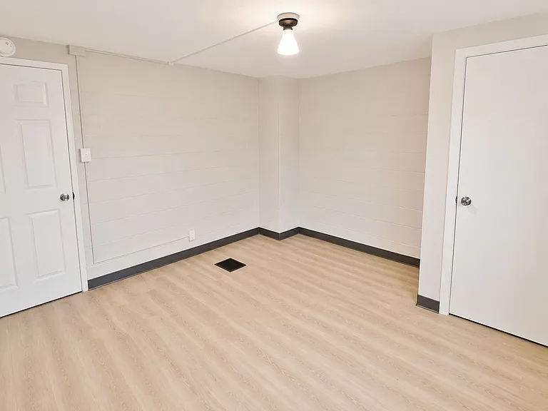 240 W High St — Photo 17