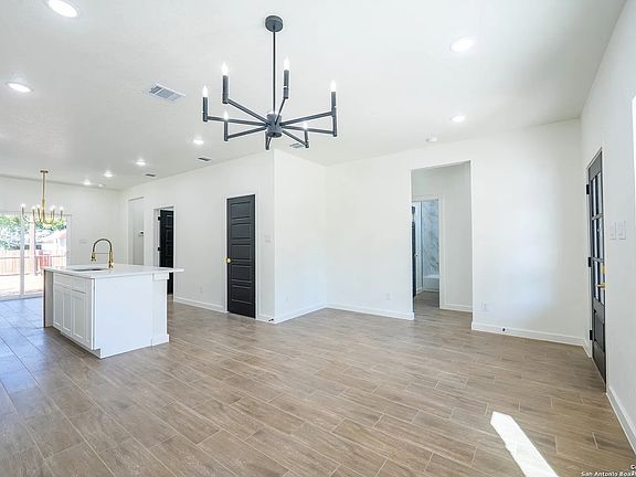 4th image of 229 Colonial Ln