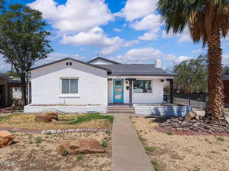 3221 N Stanton St — Photo 2