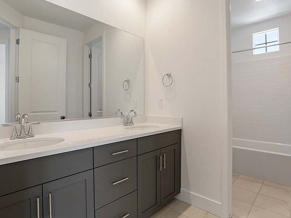 5th image of 3242 Leo David St