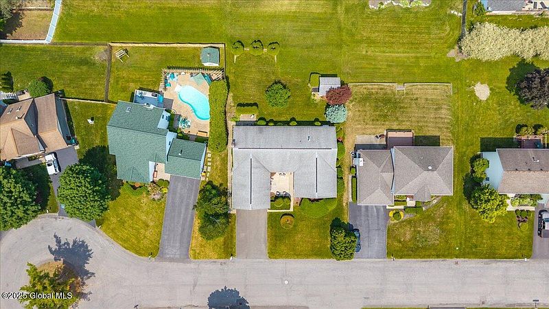 2nd image of 33 Woodridge Drive