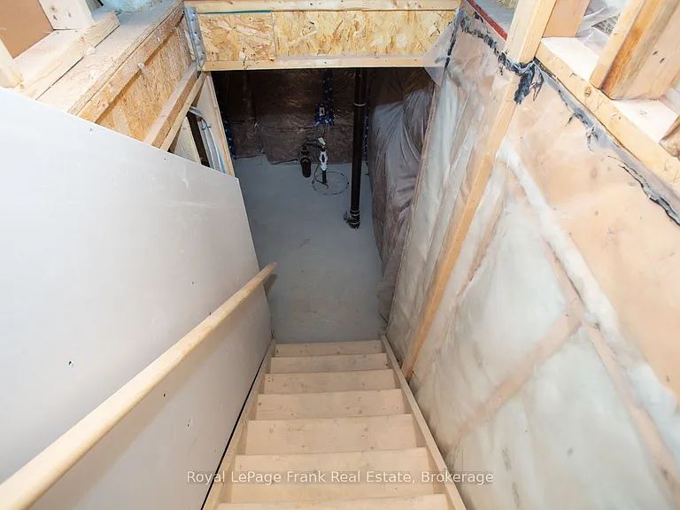 5 Hennessey Cres — Photo 42