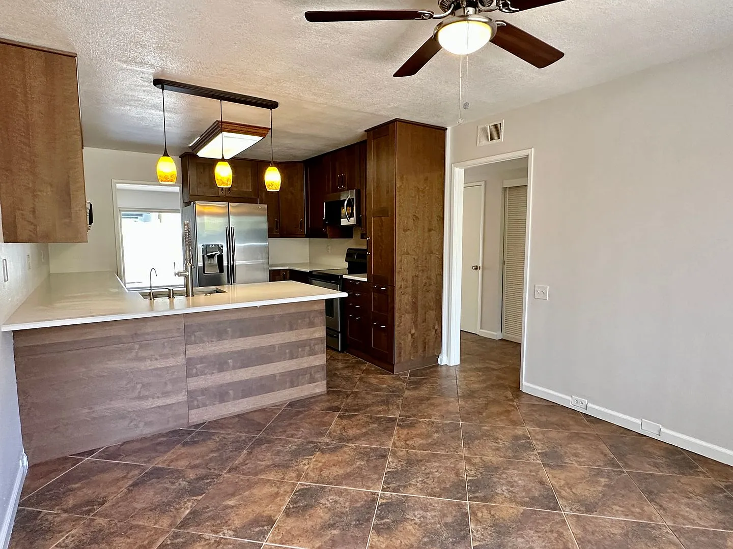 Spacious, Upgraded, 3 Bedroom 2.5 Bath Condo with Private Hot Tub in Point Loma — Photo 4