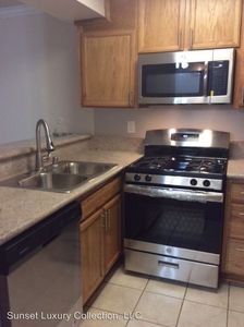 5325 Newcastle Ave Encino Ca Apartments For Rent Zillow