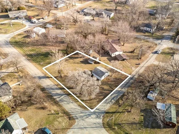 213 S Pine St, Colony, KS 66015