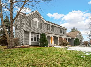 8611 Castleberry Dr, Woodstock, IL 60098