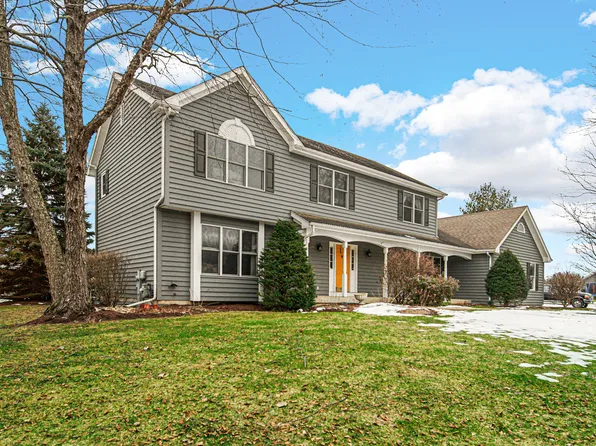 8611 Castleberry Dr, Woodstock, IL 60098