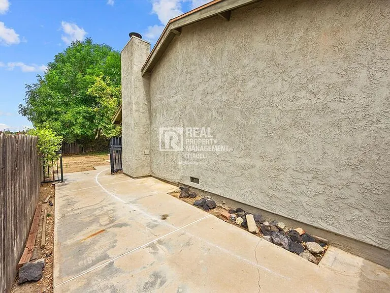 7970 Cambridge Ave — Photo 9