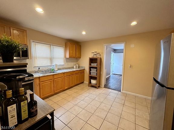3rd image of 236 Alexander St