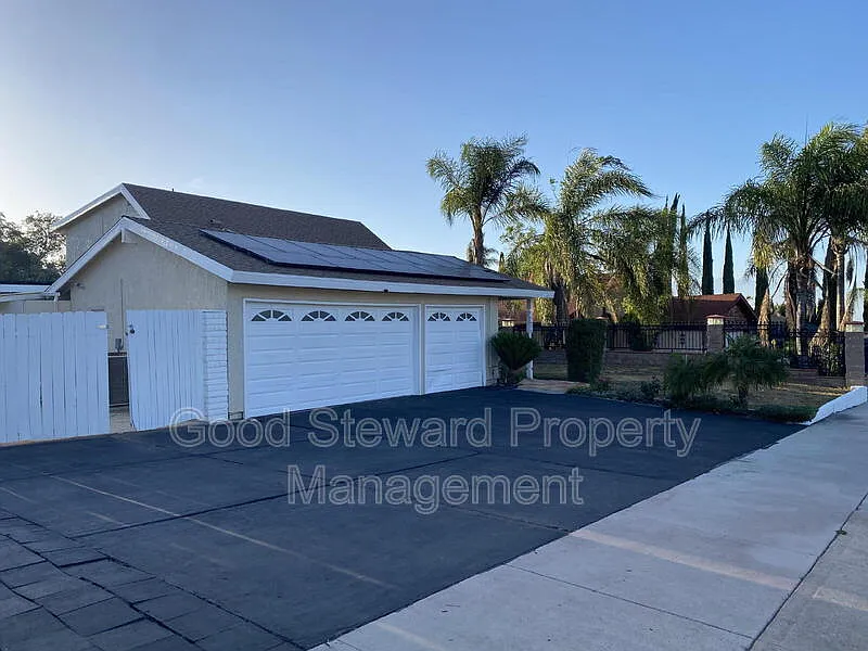 4 bed, 2.0 bath, 2050 sqft, $4,200 — Photo 2