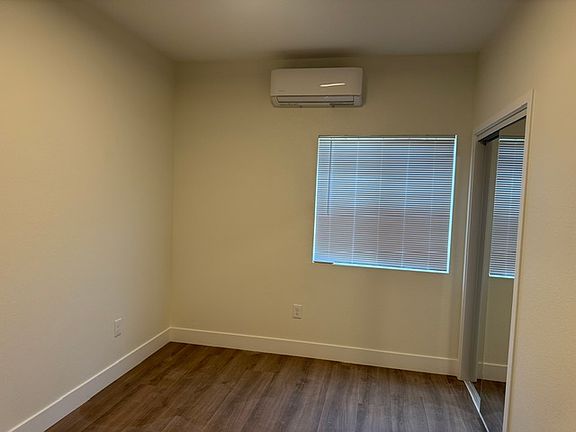 4th image of 240 1/2 Acacia Ave
