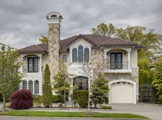 16 Point Cres, Malba, NY 11357