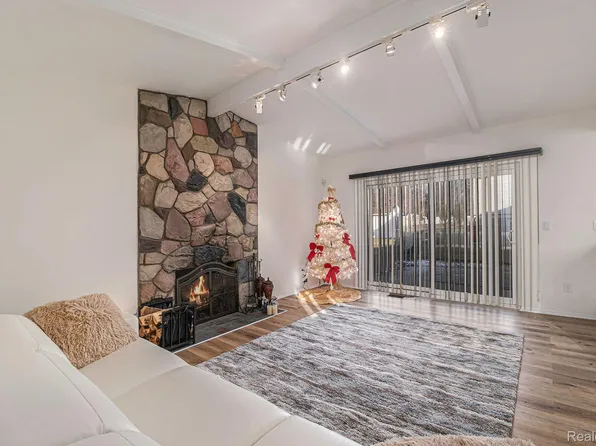 23910 Edinburgh St, Southfield, MI 48033