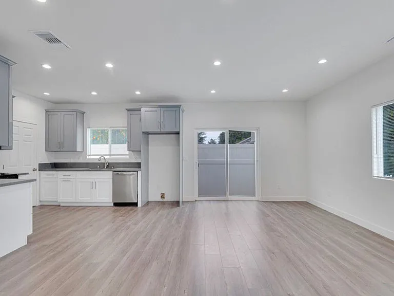 6744 Radford Ave — Photo 33