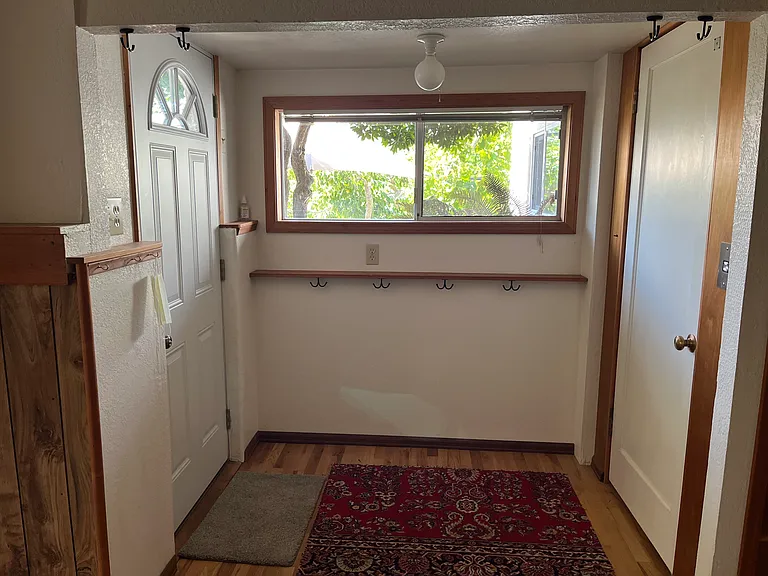 2858 Fairview Ave E — Photo 9